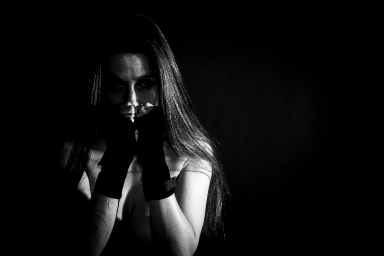 Expression exprime-toi noir et blanc portrait nu