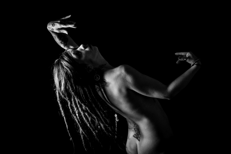 Expression exprime-toi noir et blanc portrait nu