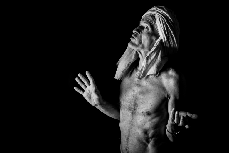 Expression exprime-toi noir et blanc portrait nu