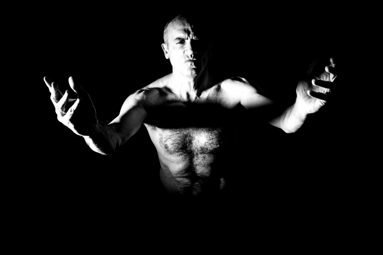 Expression exprime-toi noir et blanc portrait nu