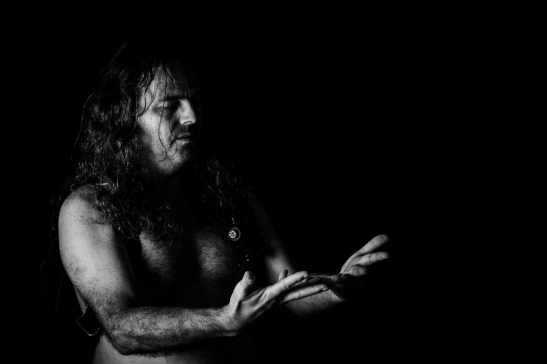 Expression exprime-toi noir et blanc portrait nu